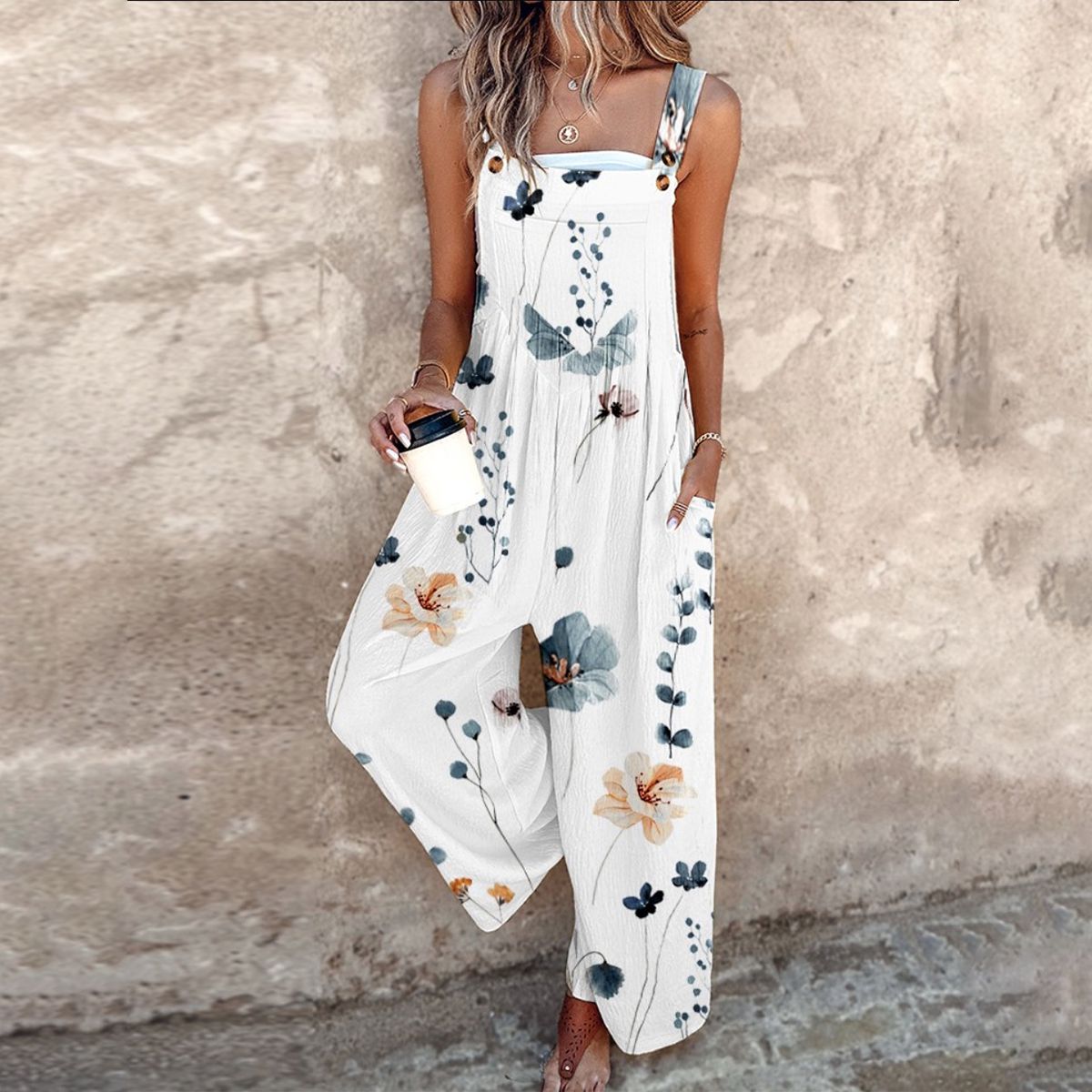 Pantalón cómodo con tirantes y estampado