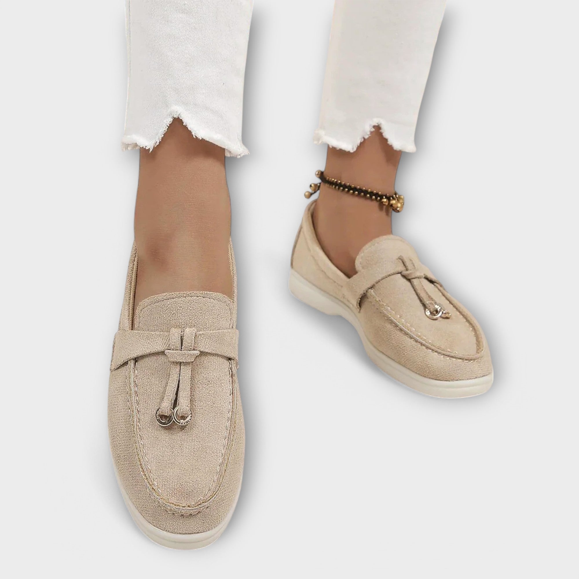 Mocasines Femeninos Beiges con Cordón Decorativo